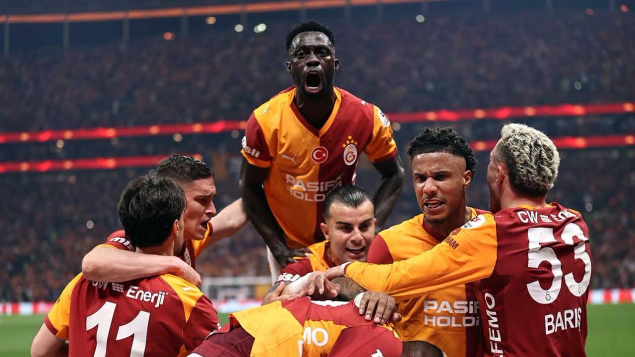 Pemain Galatasaray merayakan gol dalam derby Istanbul saat menang 3-0 atas Fenerbahce