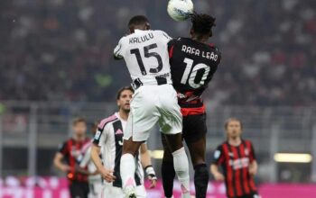 Kalulu nomor 15 dan Rafael Leao nomor 10 berebut bola udara dalam laga Milan vs Juventus di San Siro