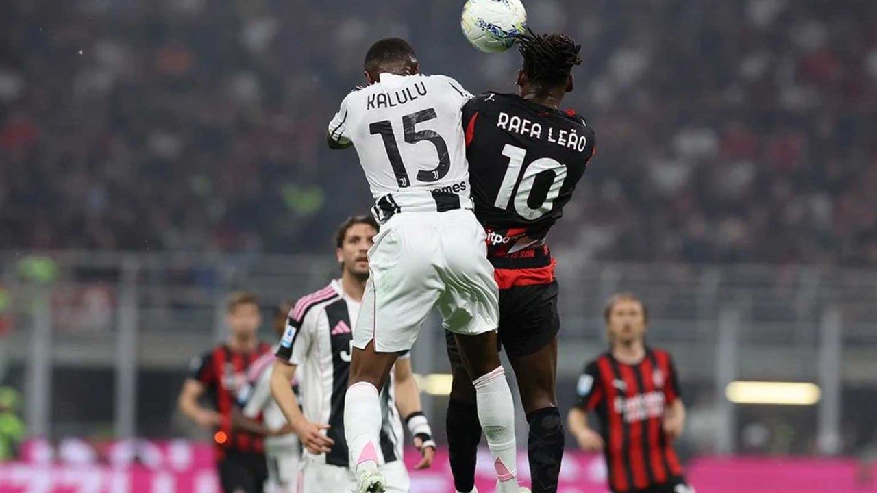 Kalulu nomor 15 dan Rafael Leao nomor 10 berebut bola udara dalam laga Milan vs Juventus di San Siro