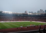 Atmosfer pertandingan Liga 1 Indonesia di stadion GBK