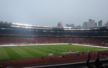 Atmosfer pertandingan Liga 1 Indonesia di stadion GBK
