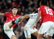 Lisandro Martinez dalam duel keras Manchester United yang berujung kontroversi kartu merah.