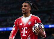 Michael Olise memegang bola Liga Champions bersama Bayern Munchen