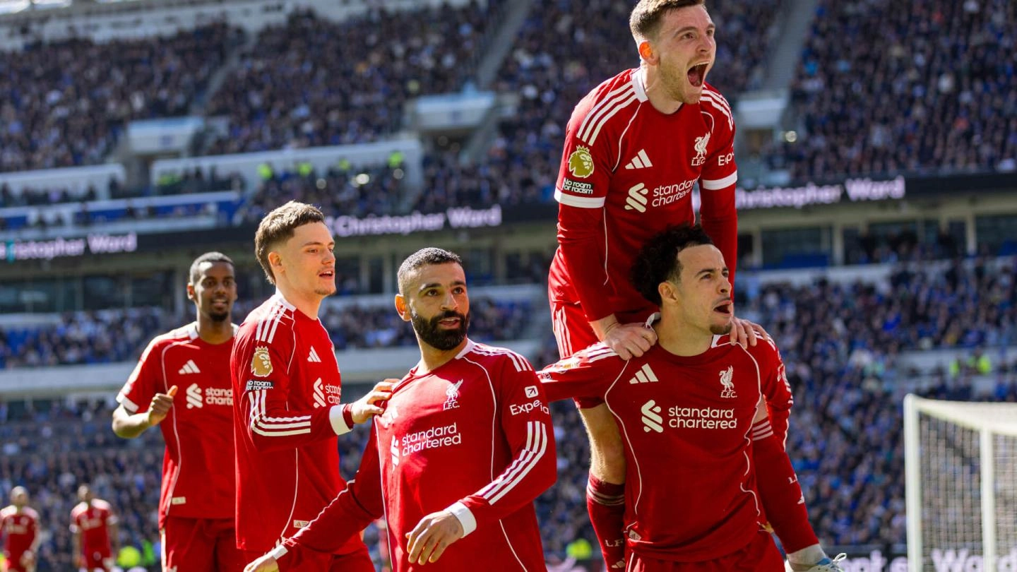 Mohamed Salah bersama pemain Liverpool setelah derby Merseyside