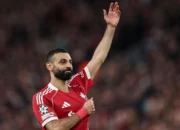 Mohamed Salah mengangkat tangan dalam jersey Liverpool pada momen pengumuman perpisahan