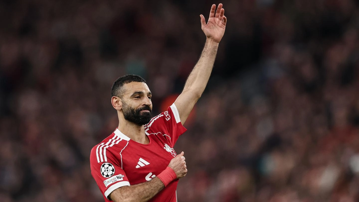 Mohamed Salah mengangkat tangan dalam jersey Liverpool pada momen pengumuman perpisahan
