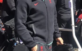 Mohamed Salah bersama atribut Liverpool dalam sorotan rumor transfer