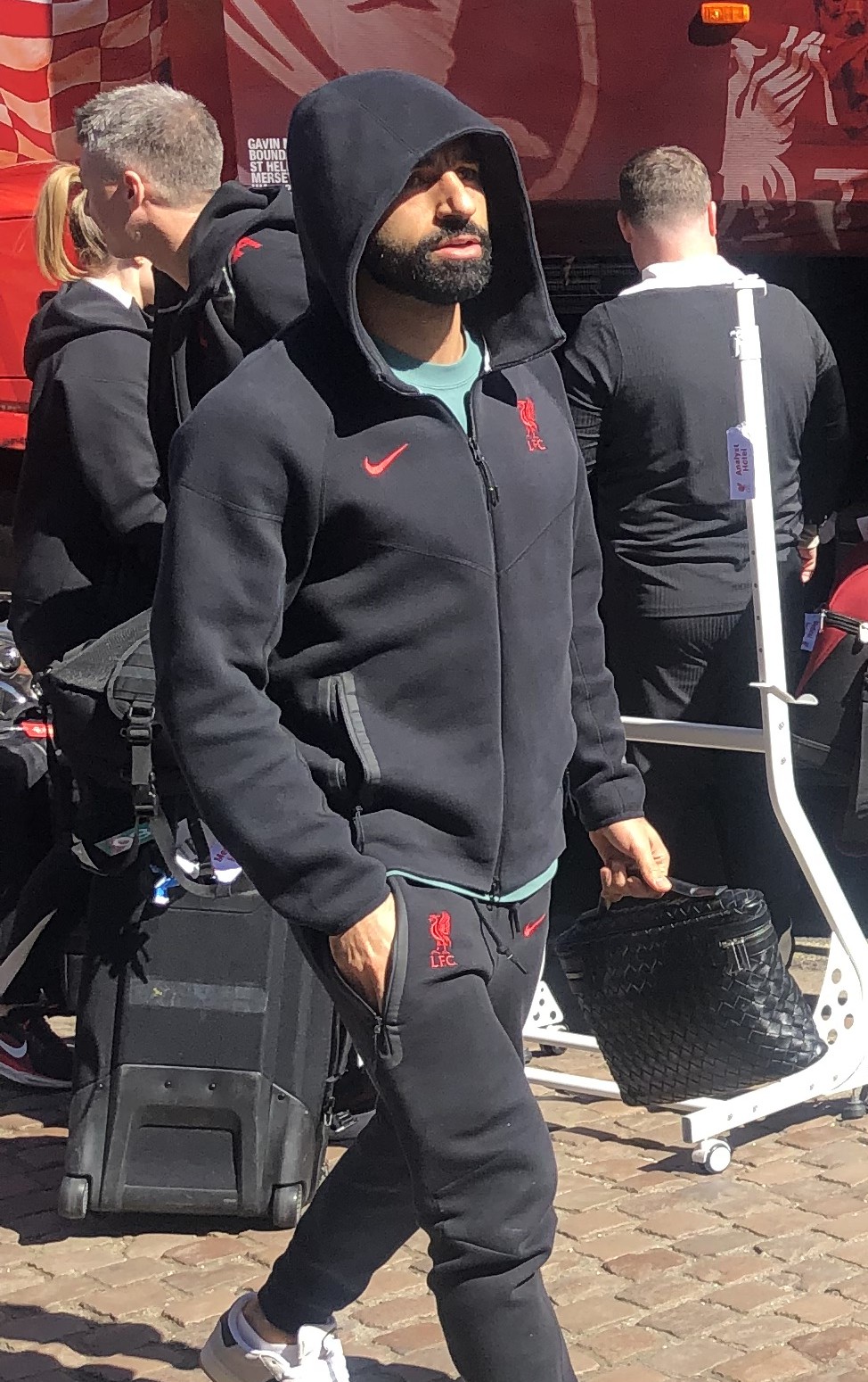 Mohamed Salah bersama atribut Liverpool dalam sorotan rumor transfer