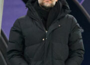 Pep Guardiola saat mendampingi Manchester City di area teknis pertandingan