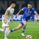 persib bandung vs dewa united dalam duel perebutan bola di lapangan