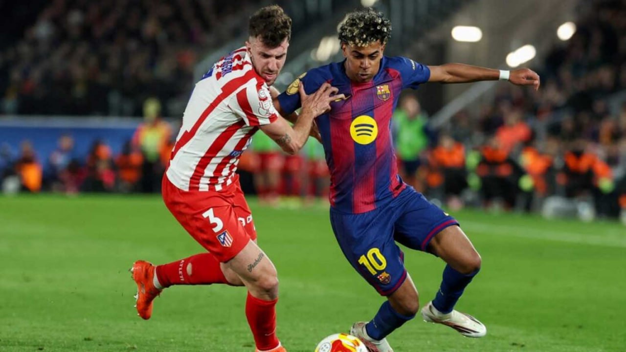 Pertandingan Barcelona vs Atlético Madrid dengan duel ketat perebutan bola di lini tengah.