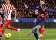 Pertandingan Barcelona vs Atlético Madrid saat Barcelona menekan di area sepertiga akhir.