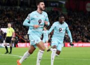 premier league burnley pemain burnley dalam momen pertandingan