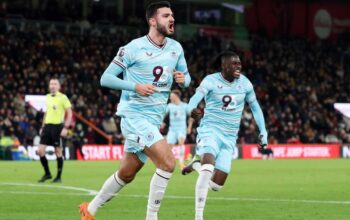 premier league burnley pemain burnley dalam momen pertandingan