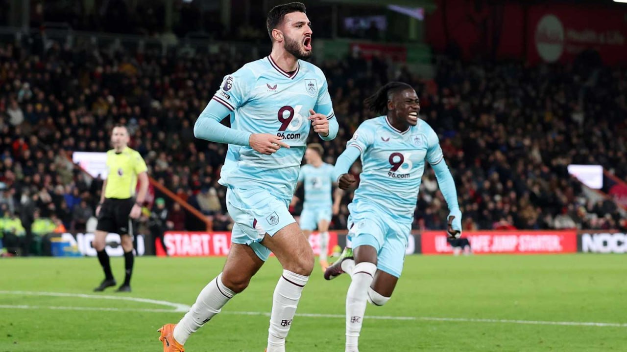 premier league burnley pemain burnley dalam momen pertandingan