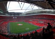 Suasana stadion pada laga timnas Italia, ilustrasi krisis FIGC usai kegagalan lolos Piala Dunia 2026.