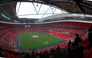 Suasana stadion pada laga timnas Italia, ilustrasi krisis FIGC usai kegagalan lolos Piala Dunia 2026.