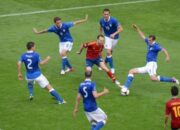 Pemain Timnas Italia (jersey biru) dalam duel internasional, ilustrasi tekanan kualifikasi Piala Dunia