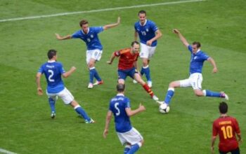 Pemain Timnas Italia (jersey biru) dalam duel internasional, ilustrasi tekanan kualifikasi Piala Dunia