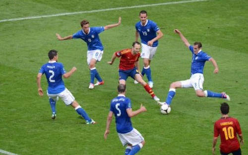 Pemain Timnas Italia (jersey biru) dalam duel internasional, ilustrasi tekanan kualifikasi Piala Dunia