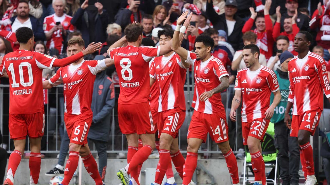 Pemain Bayern Munich merayakan gol saat menghadapi Stuttgart