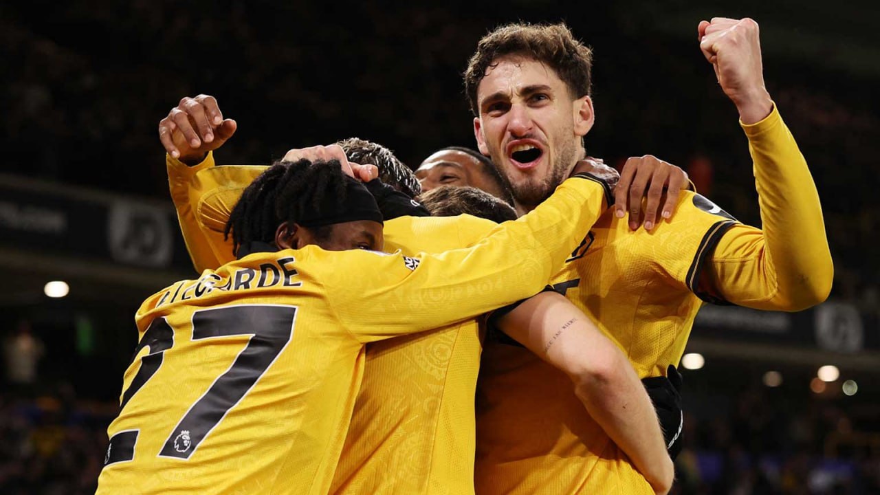 Pemain Wolves berpelukan dalam momen selebrasi pertandingan