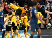 Pemain Wolverhampton Wanderers merayakan gol di depan suporter