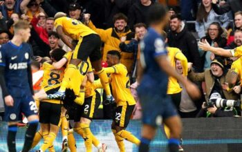 Pemain Wolverhampton Wanderers merayakan gol di depan suporter