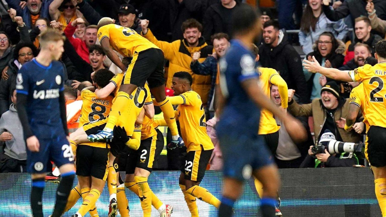 Pemain Wolverhampton Wanderers merayakan gol di depan suporter
