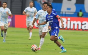 Pemain Persib Bandung dalam laga Liga 1
