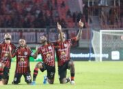 Pemain Persipura Jayapura dalam laga kompetisi domestik