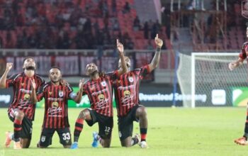 Pemain Persipura Jayapura dalam laga kompetisi domestik