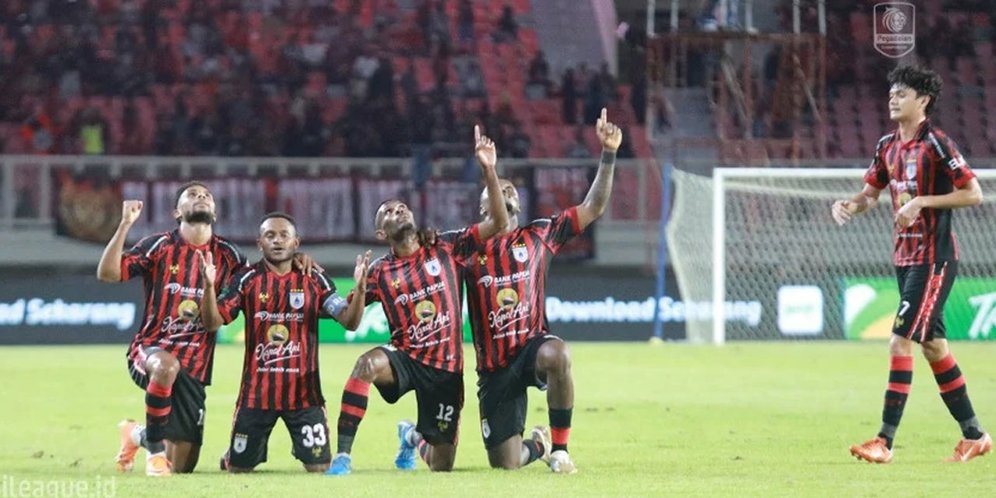 Pemain Persipura Jayapura dalam laga kompetisi domestik