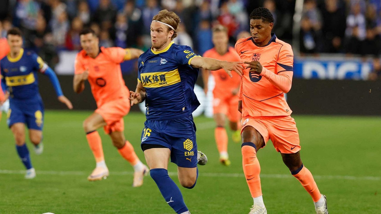 Duel pemain pada laga alavés vs barcelona di mendizorrotza