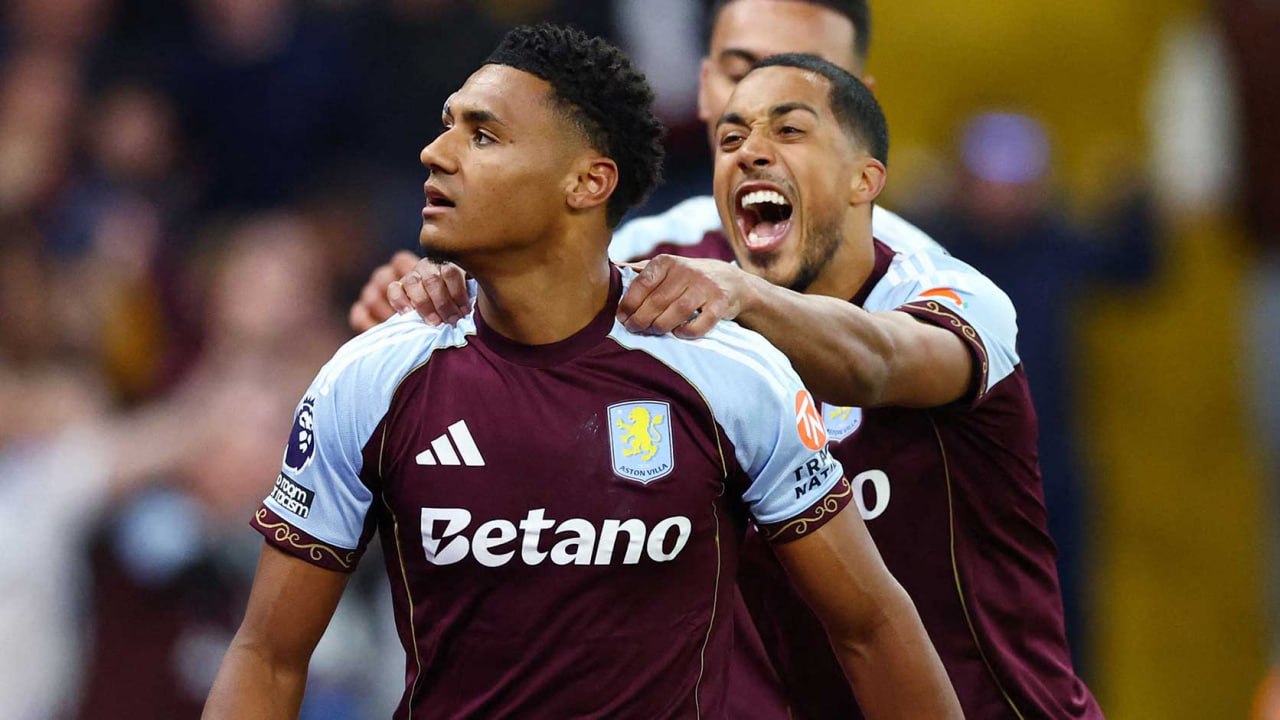 Pemain Aston Villa merayakan kemenangan atas Liverpool di Villa Park