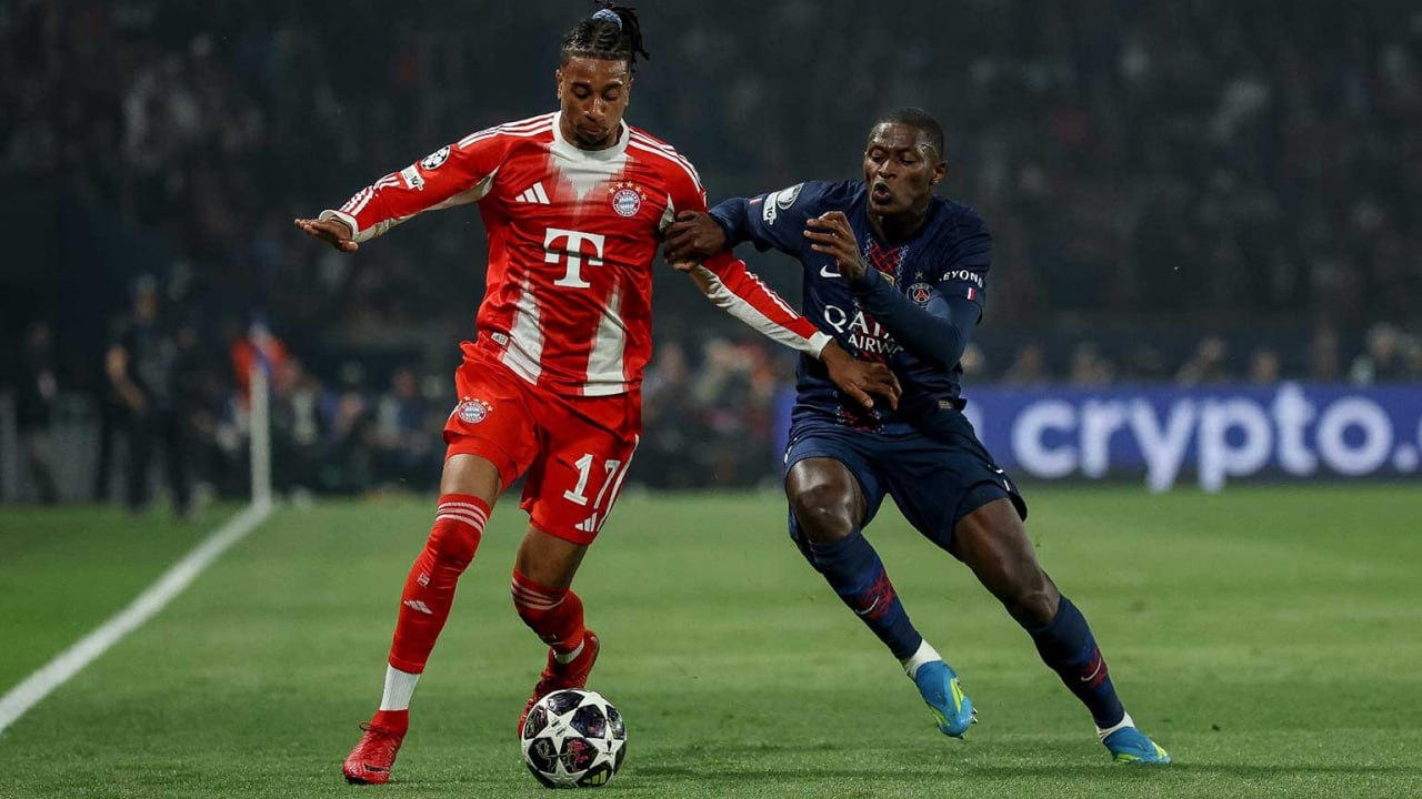 Bayern Munchen vs PSG dalam duel perebutan bola di Champions League