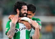 Pemain Real Betis merayakan kemenangan atas Elche