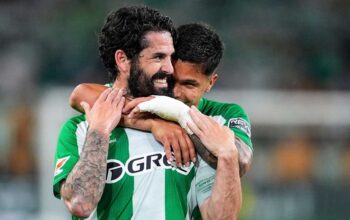 Pemain Real Betis merayakan kemenangan atas Elche