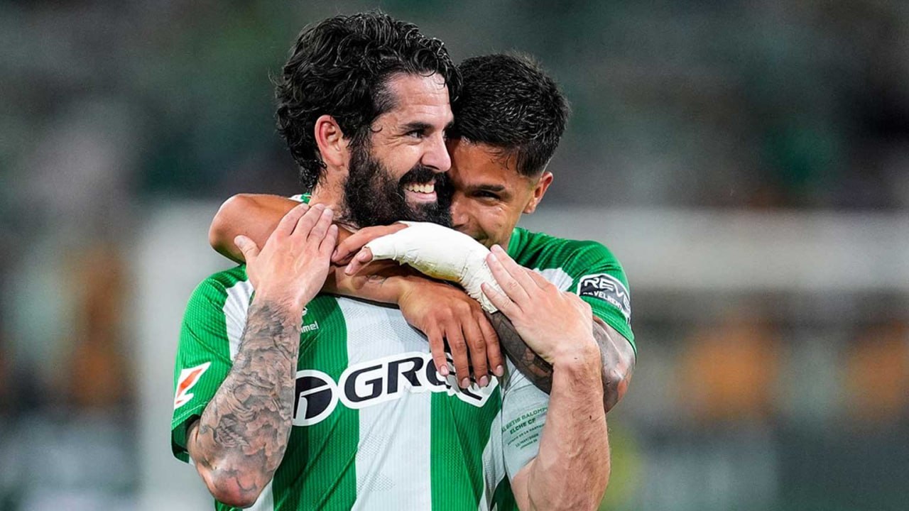 Pemain Real Betis merayakan kemenangan atas Elche