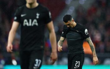 Pemain Chelsea dan Tottenham dalam duel panas Derby London Premier League saat Spurs berjuang menghindari degradasi.