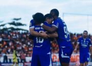 Persib Bandung merayakan gol dalam laga Super League