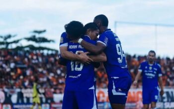 Persib Bandung merayakan gol dalam laga Super League