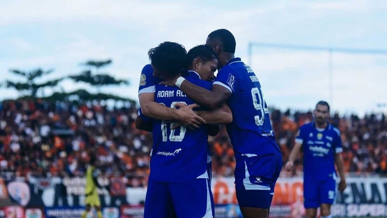 Persib Bandung merayakan gol dalam laga Super League