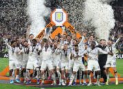 Pemain Aston Villa merayakan gelar Europa League bersama Unai Emery usai mengalahkan Freiburg di final 2025/2026.