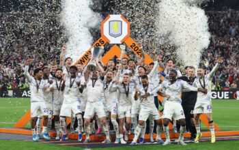 Pemain Aston Villa merayakan gelar Europa League bersama Unai Emery usai mengalahkan Freiburg di final 2025/2026.