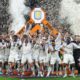 Pemain Aston Villa merayakan gelar Europa League bersama Unai Emery usai mengalahkan Freiburg di final 2025/2026.
