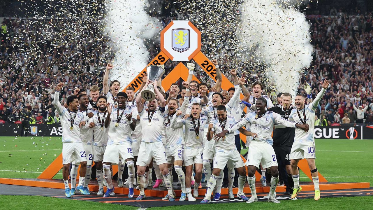 Pemain Aston Villa merayakan gelar Europa League bersama Unai Emery usai mengalahkan Freiburg di final 2025/2026.