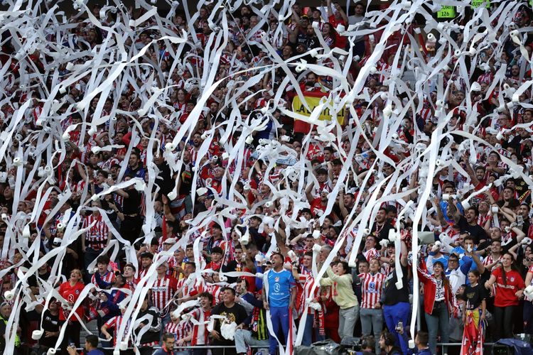 hujan-tisu-atletico-vs-madrid