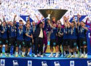 Pemain Inter Milan merayakan gelar double winner Serie A dan Coppa Italia musim 2025/2026 bersama trofi juara di Stadion Giuseppe Meazza.
