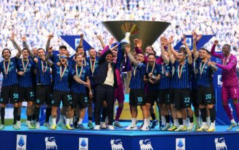 Pemain Inter Milan merayakan gelar double winner Serie A dan Coppa Italia musim 2025/2026 bersama trofi juara di Stadion Giuseppe Meazza.